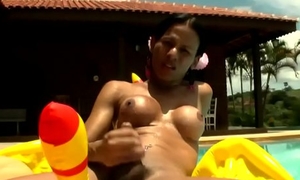 Suntanned shedoll loves hardcore jerking increased by cumming outdoors